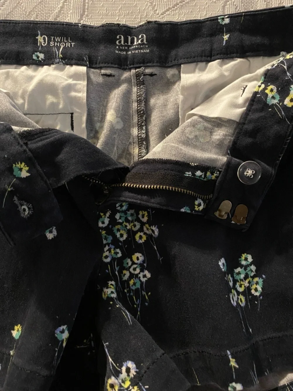 a.n.a Women's Black Floral Twill Shorts Waist Loop Detail-Zippered Closure Sz 10